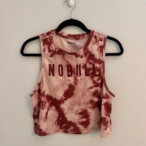 NOBULL WOMEN’S MUSCLE TANK (TIE-DYE / Dusty Rose & Cabernet)
